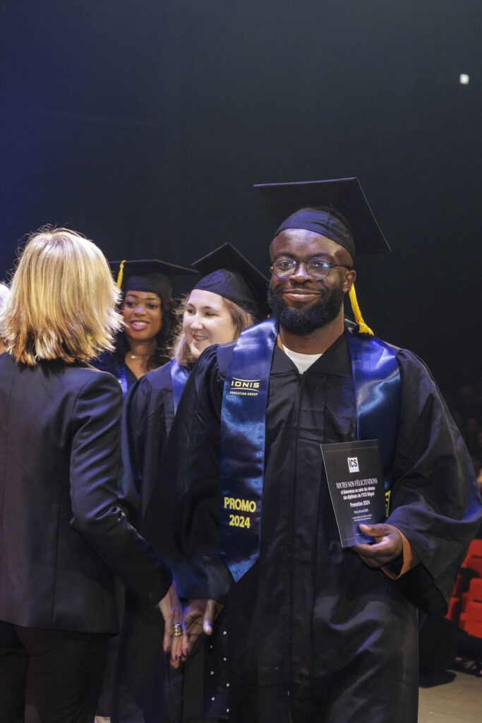 étudiant avec son diplôme sur scène