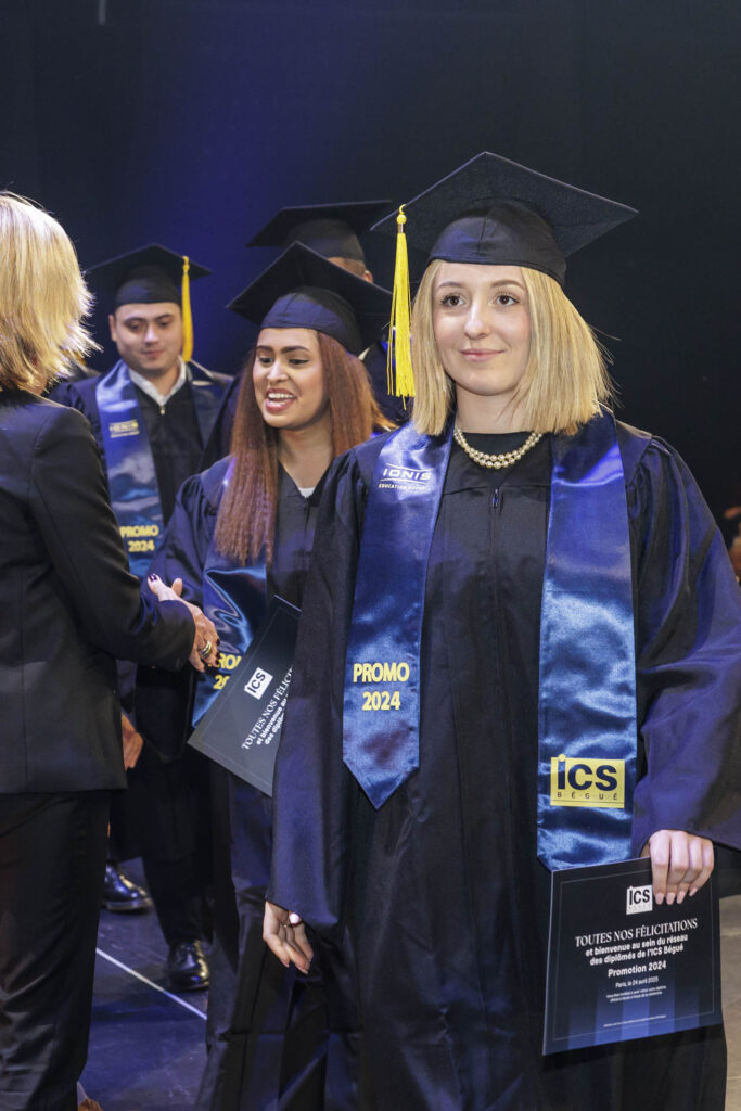 étudiants diplômés sur scène