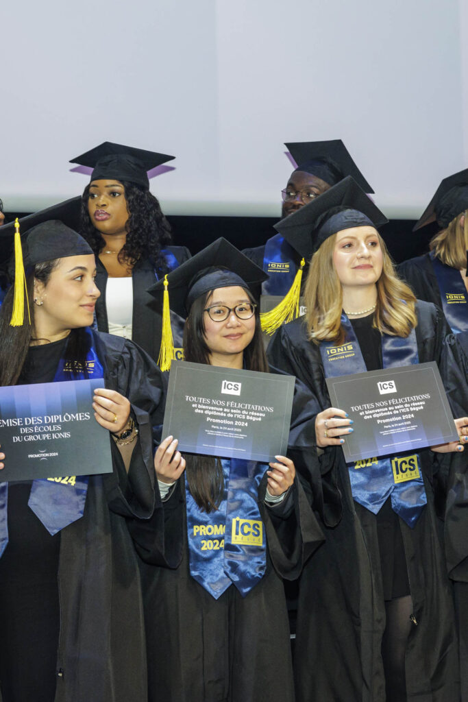 étudiantes diplômées sur scène Palais des Congrès de Paris