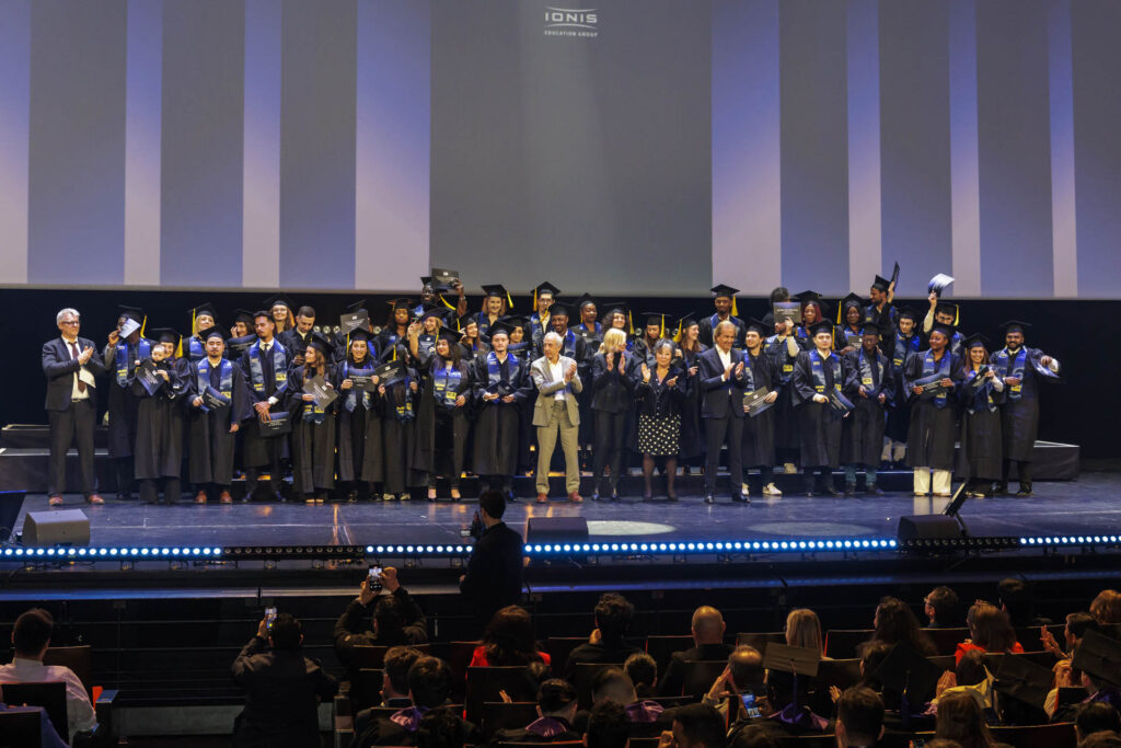 Cérémonie de remise des diplômes de l'ICS Bégué au Palais des congrès de Paris