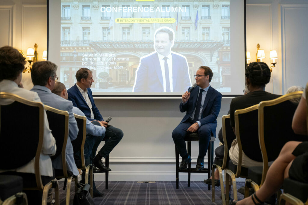 Sylvain Maillard, député et ancien élève de l’ICS Bégué, échange avec le public lors d’une conférence Alumni