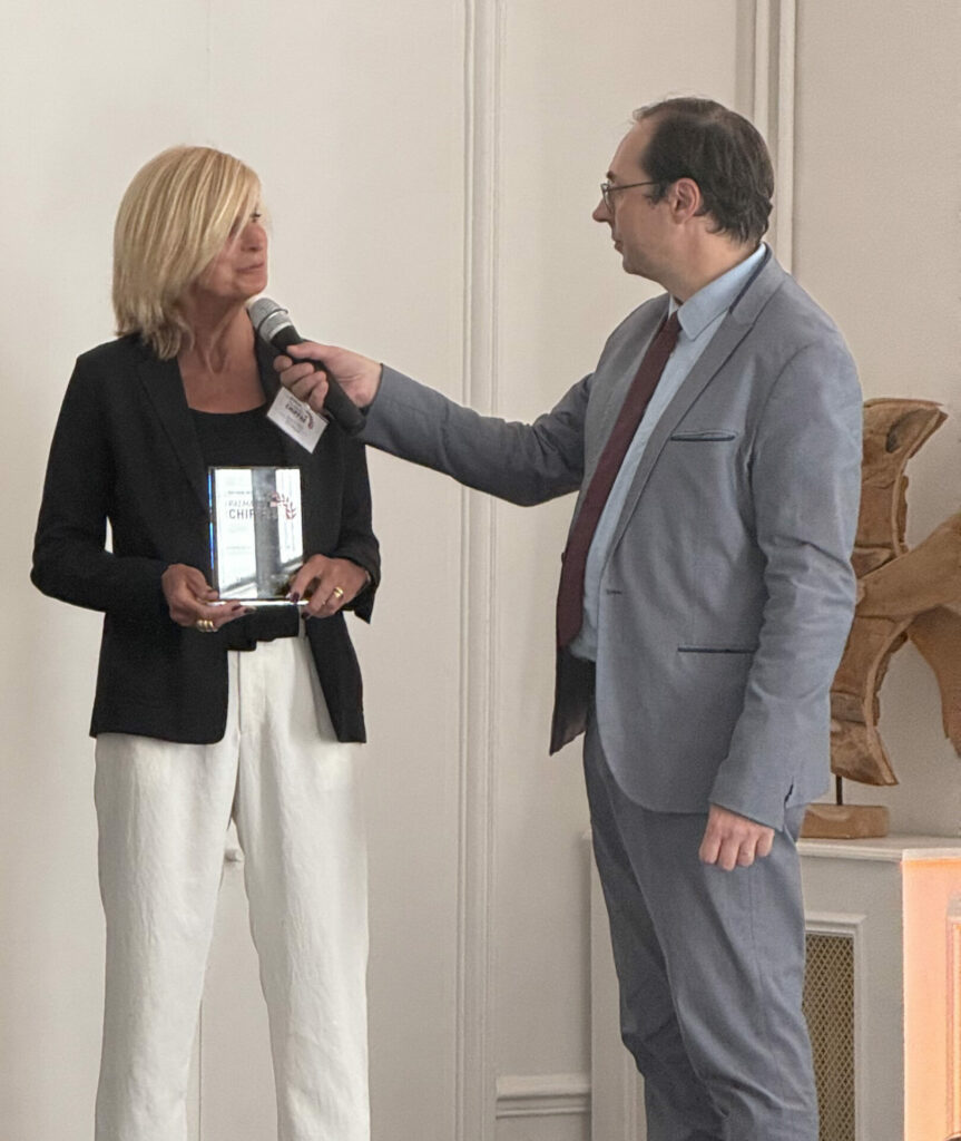 Valérie remercie les alumni, les entreprises lors du palmarès du chiffre au micro d'Arnaud Dumourier